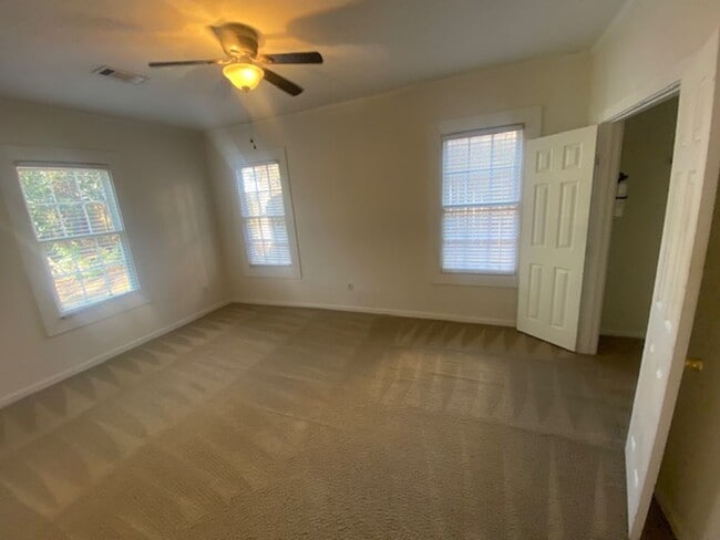 Building Photo - Large home located at 109 River Park Drive