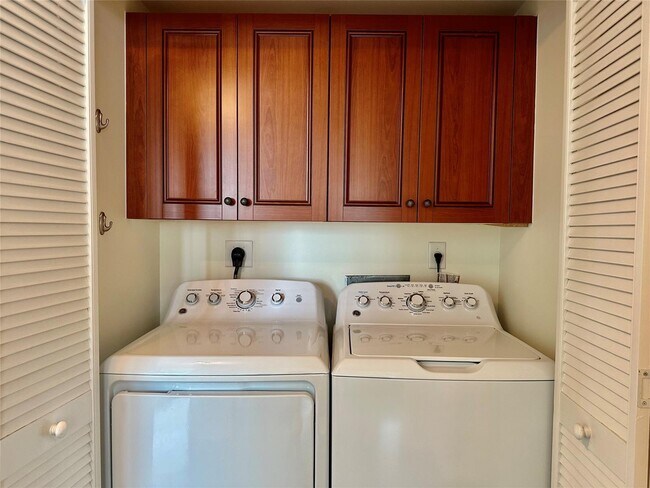 Building Photo - 347 N New River Dr E