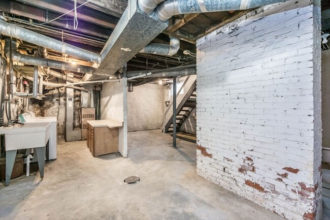 Building Photo - Gorgeous 3 Bedroom House in Beechview available July 1!