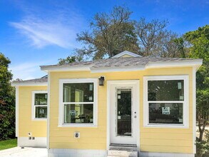 Building Photo - Newly Renovated| Modern Finishes | Prime Location