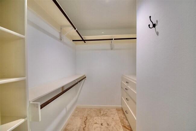 Building Photo - 2502 Lake Gardens Ct