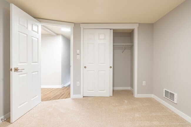 Building Photo - Charming Ballard  Daylight One Bedroom Plu...