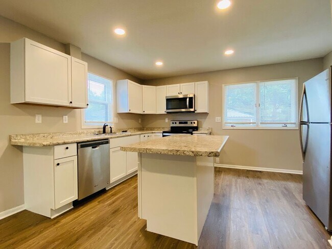 Building Photo - NEWLY REMODELED RANCH!! - 3 Bedroom, 1 Bath Home in Ankeny