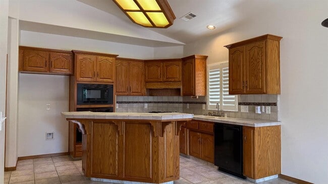 Building Photo - 521 Sherwood Ct