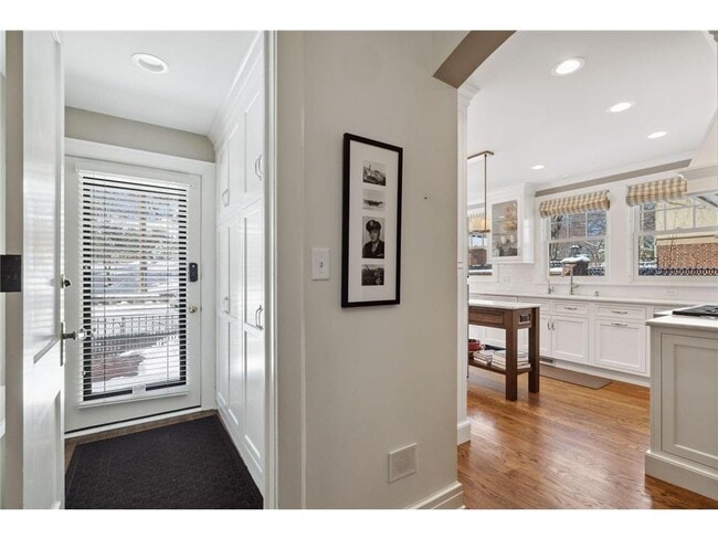 Building Photo - 2810 W Lake of the Isles Pkwy