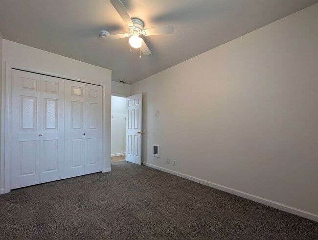 Building Photo - Great 3 Bedroom, 2-Bath Home With 2 Separate Living Rooms!