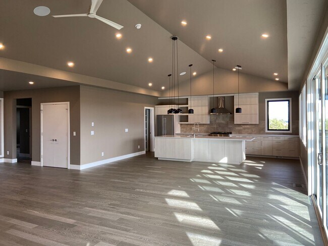 Primary Photo - Newer, Modern Construction Home in Tetherow