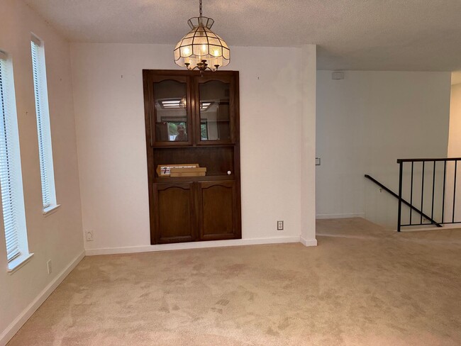 Building Photo - 1670 Sqft. 3 Bedroom, 2 Bath Gated Townhome for Rent in Citrus Heights.