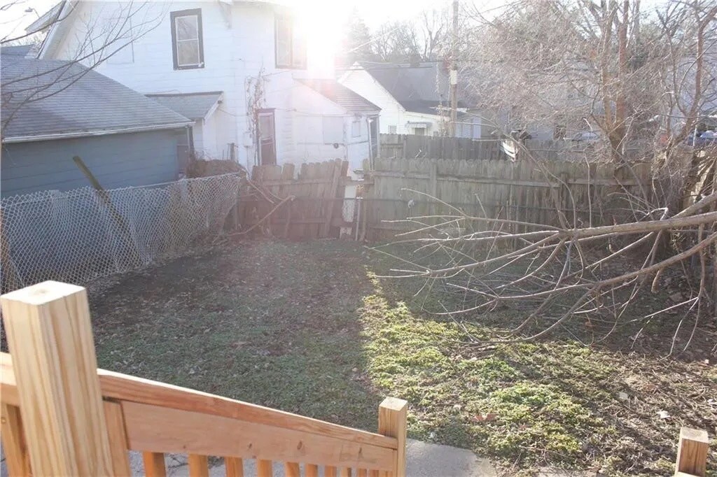 Building Photo - 302 N Oakley Ave
