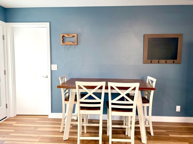 Building Photo - 320 Cottonwood Ct