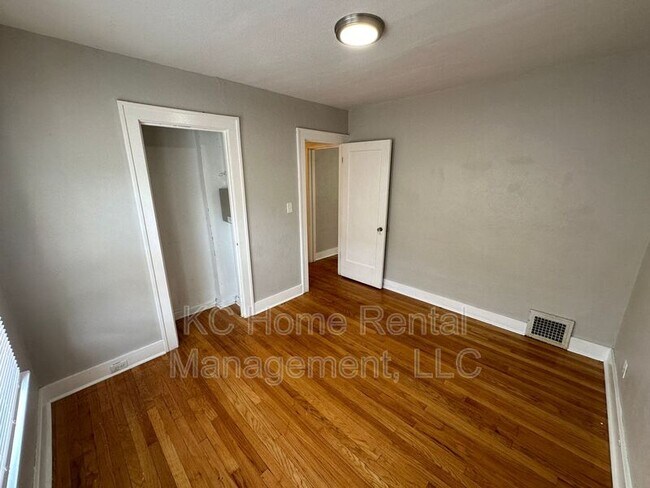 Building Photo - 402 Van Brunt Blvd