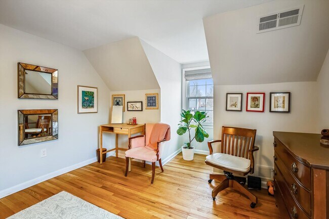 Building Photo - Fabulous 5BR 2.5BA Located in Close in Roc...