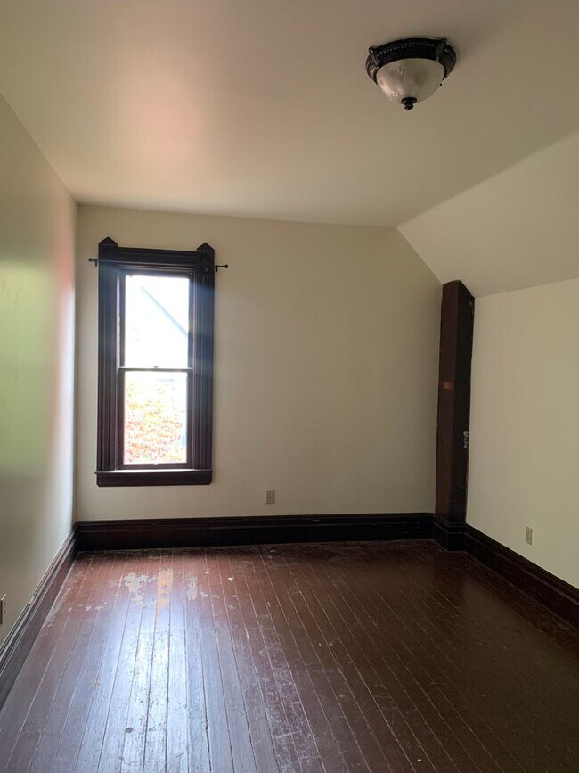 Building Photo - Spacious Victorian Home