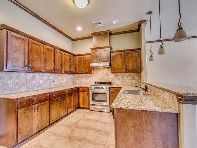 Building Photo - Highly Sought After Stonebridge Addition +...