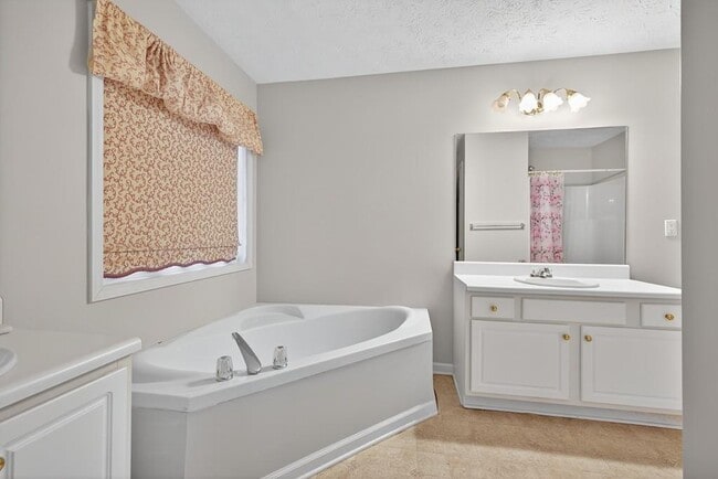 Building Photo - 249 Russell Rd