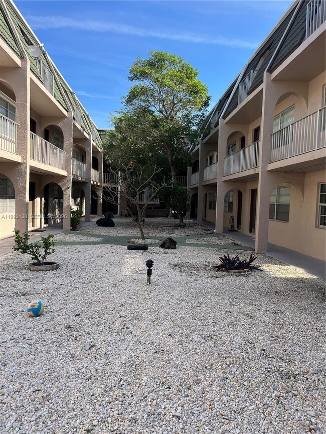 Building Photo - 1100 SE 4th Ave