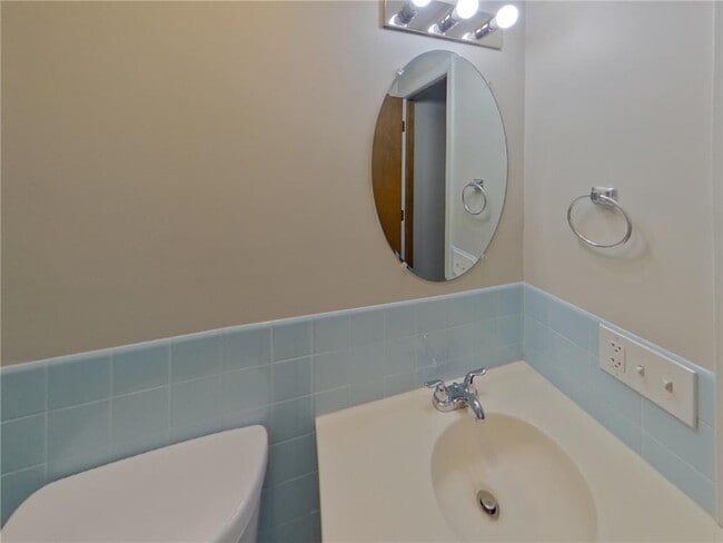 Building Photo - 931 Market St S