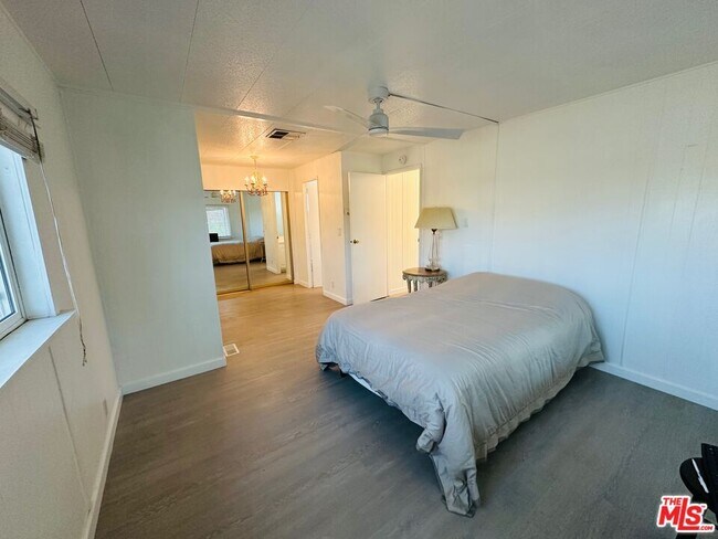 Building Photo - 406 S Paseo Laredo