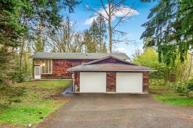 Building Photo - Spacious Townhome Duplex with Large fenced...