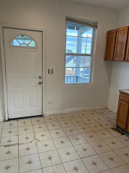 Building Photo - 4536 W Wrightwood Ave
