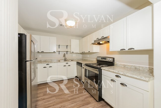 Building Photo - Prepare to fall in love with this 3 bedroom, 2 bathroom home