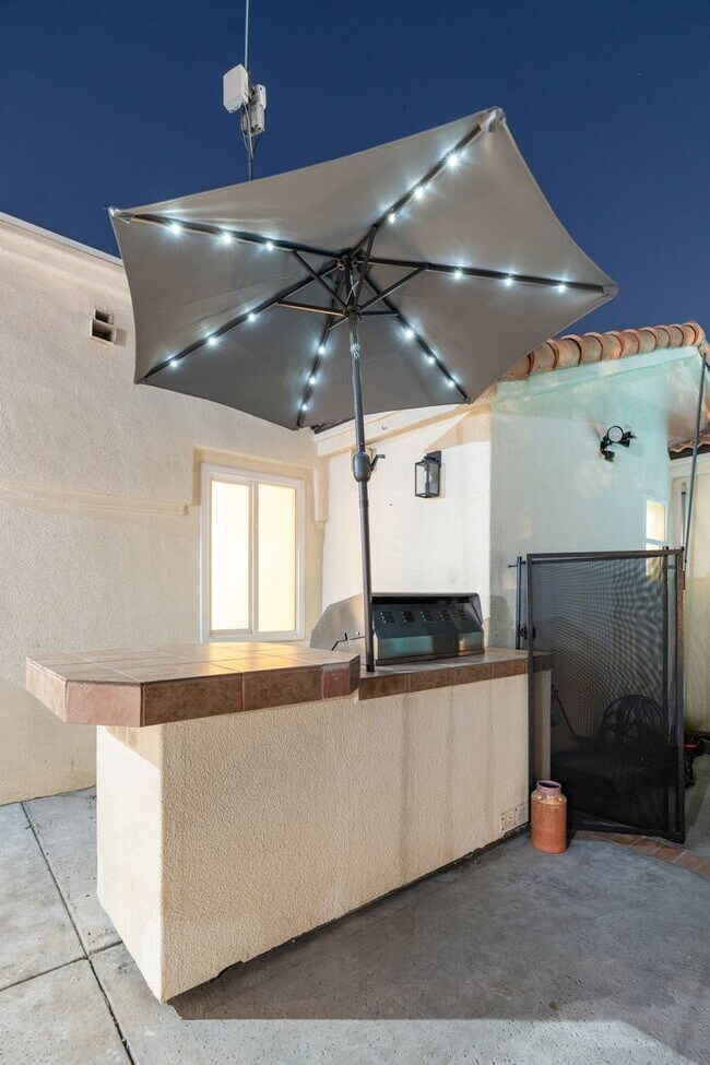 Building Photo - Large 5 Bedroom 4 bathroom Home