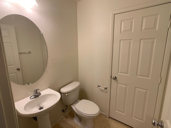 Building Photo - Upgraded 3 bedroom home with loft and den....