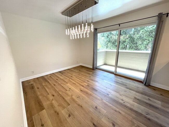 Building Photo - Updated 2 bedroom townhome in Manhattan Vi...