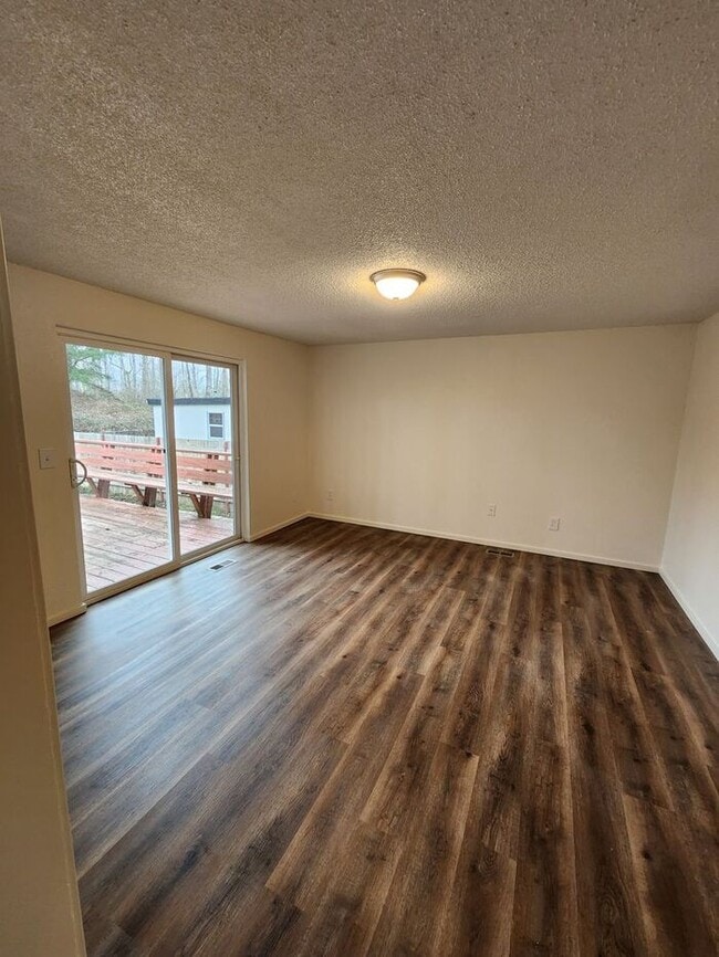 Building Photo - Nice 3 Bedroom Rambler In the Parkland/Spanaway Area!