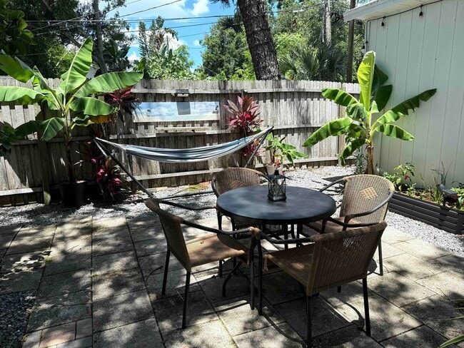 Building Photo - 2 Bedroom 2 Bath Annual Furnished Cottage ...