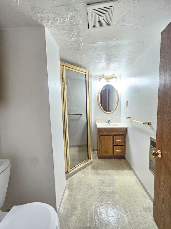 Building Photo - $2,095 - 3 Bed / 2 Bath Charming Rancher H...