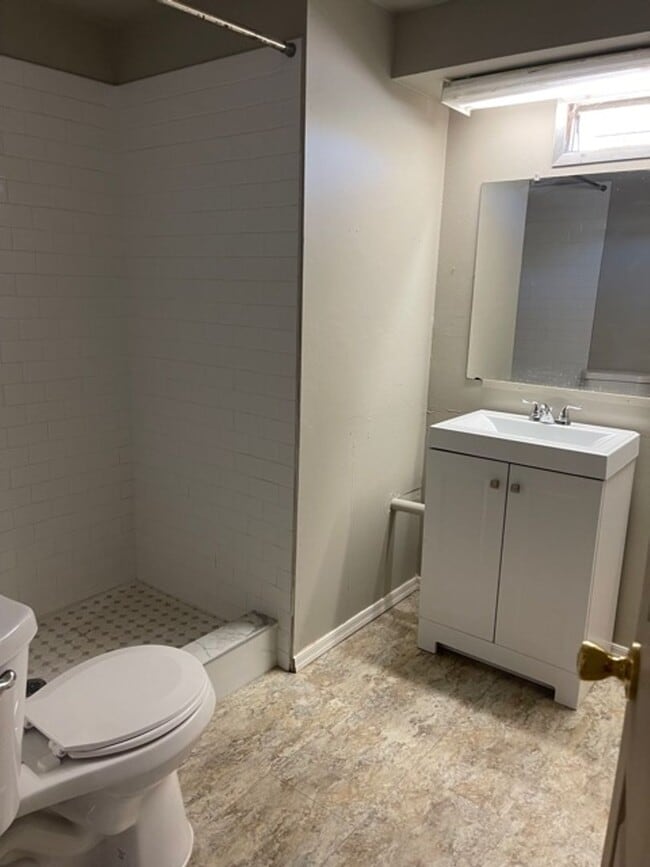 Building Photo - 2 Bedroom In Bridgeport on .36 of an acre-...