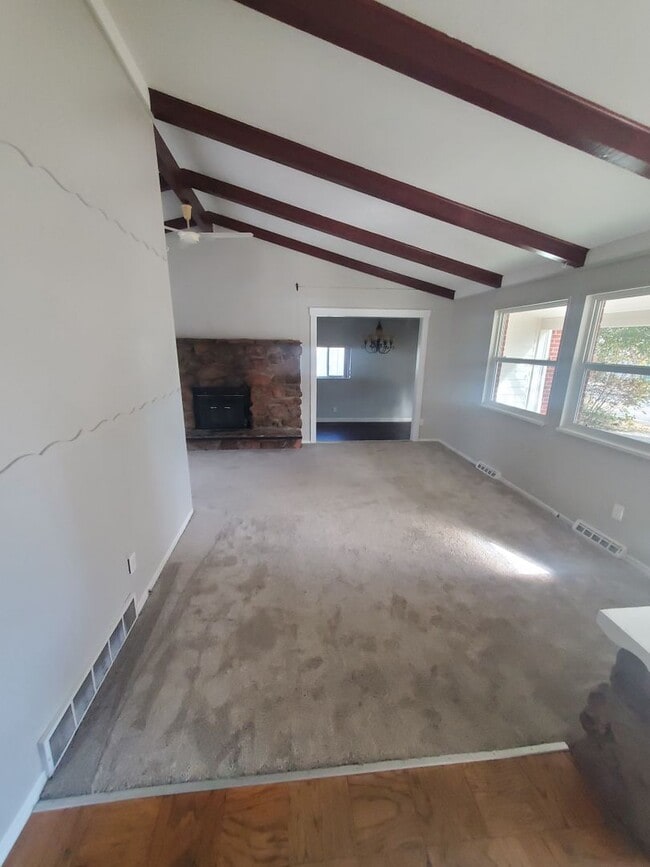 Building Photo - Spacious Ranch Style 4 BR Available in Aug...