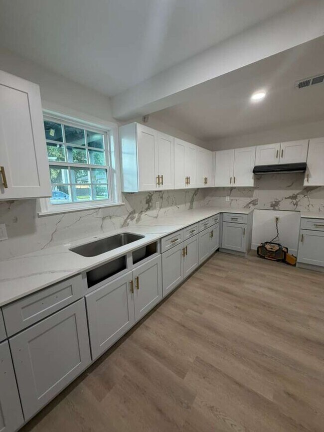 Building Photo - BEAUTIFUL HOME IN HOUSTON. MOVE IN READY!.