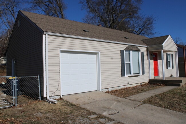 Building Photo - Cozy 2-bedroom, 1 full bath with vanity home located in Kansas City, MO