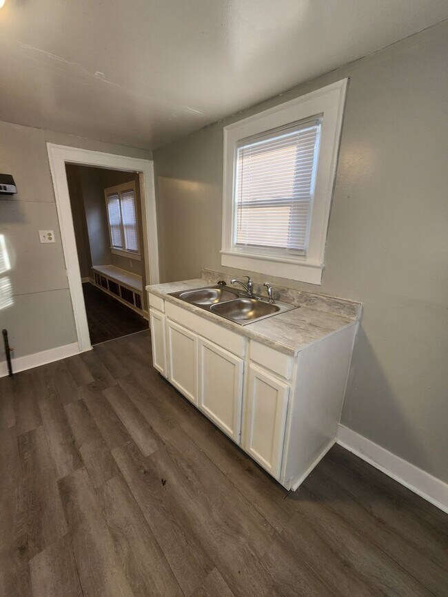 Building Photo - WESTSIDE 2 Bedroom Duplex Located near Harding and 21st Street