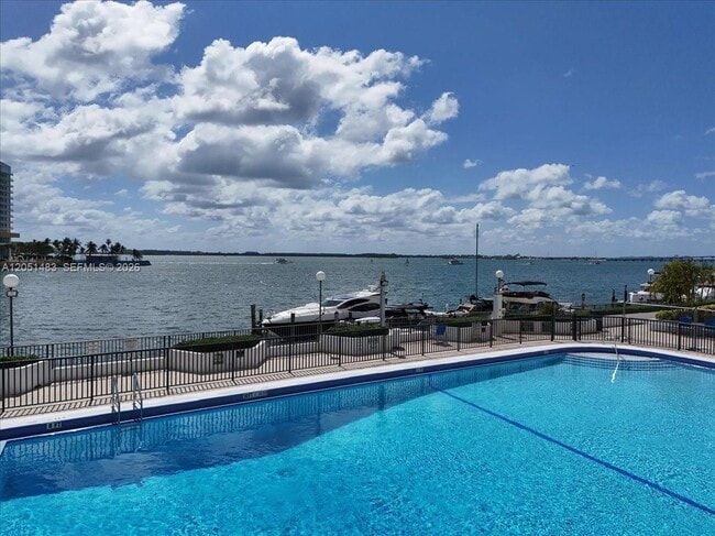 Building Photo - 905 Brickell Bay Dr