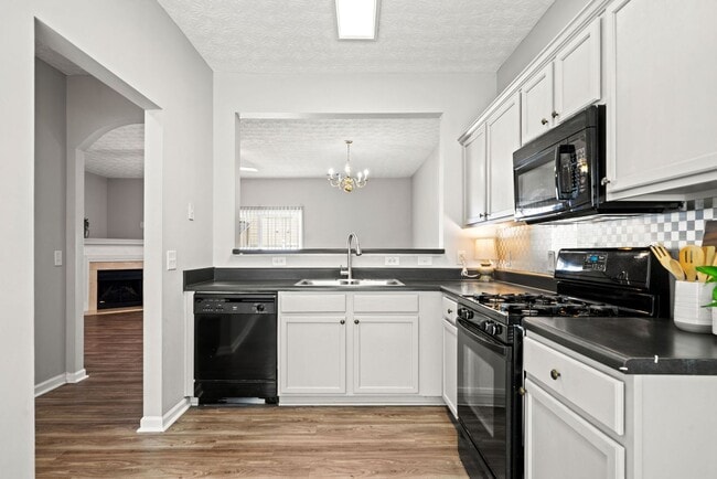 Building Photo - 3-bedroom, 2.5-bath end-unit townhome in the Garrison Square