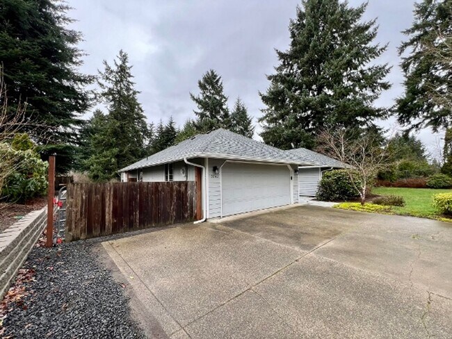 Building Photo - Renovated 3BD w/ Large Shop