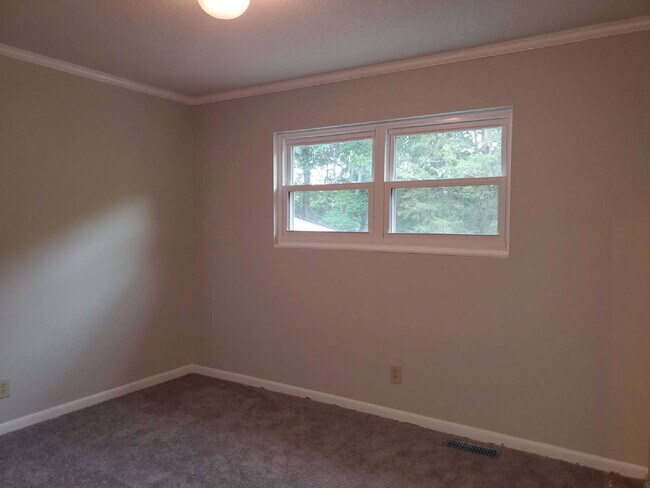 Building Photo - "Spacious 5-Bedroom Retreat with 3 Full Baths in Huntsville – Your Perfect Family Home Awaits!"