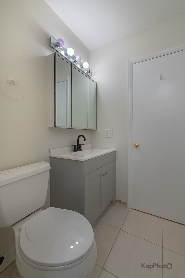 Building Photo - 102 N Waterford Dr