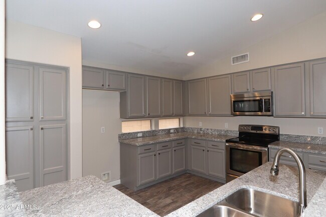 Building Photo - 6760 W Monona Dr