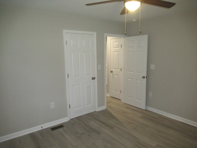 Building Photo - Newly Renovated Brick Duplexes in Lincolnt...