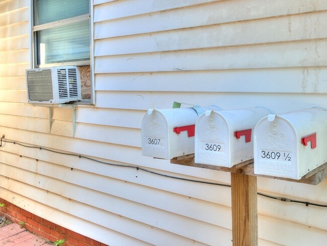 Building Photo - Newly Remodeled 2 Bed, 1 Bath Apt in Near The Paseo