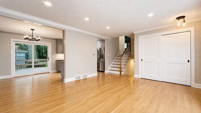 Building Photo - 602 S Carol Ln