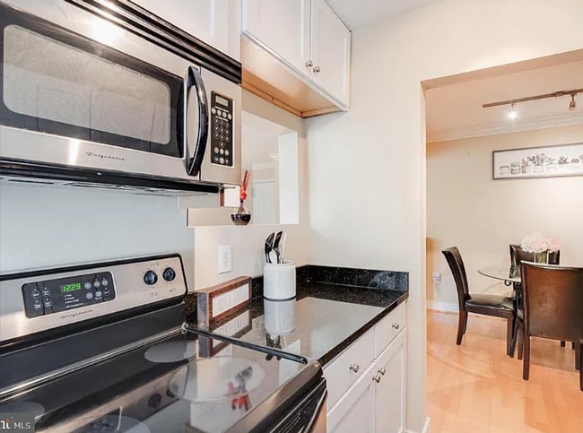 Building Photo - Amazing 2 bedroom/ 1 Bathroom unit with plenty natural light