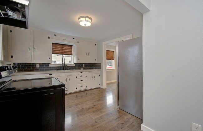 Building Photo - Charming 1+bd, 1ba Bungalow w/ Renovated Attic