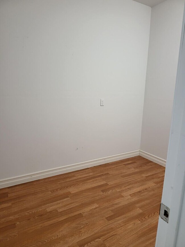 Building Photo - 609 S Washington Ave