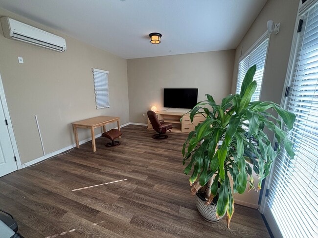 Building Photo - 4-Bedroom Home in the Gated Villa Metro Community!