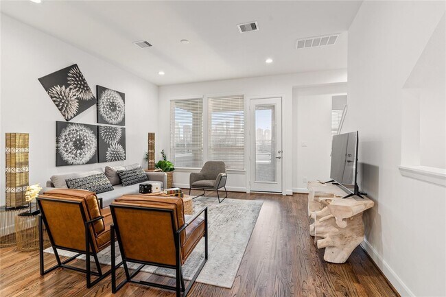 Building Photo - 308 Jensen Dr